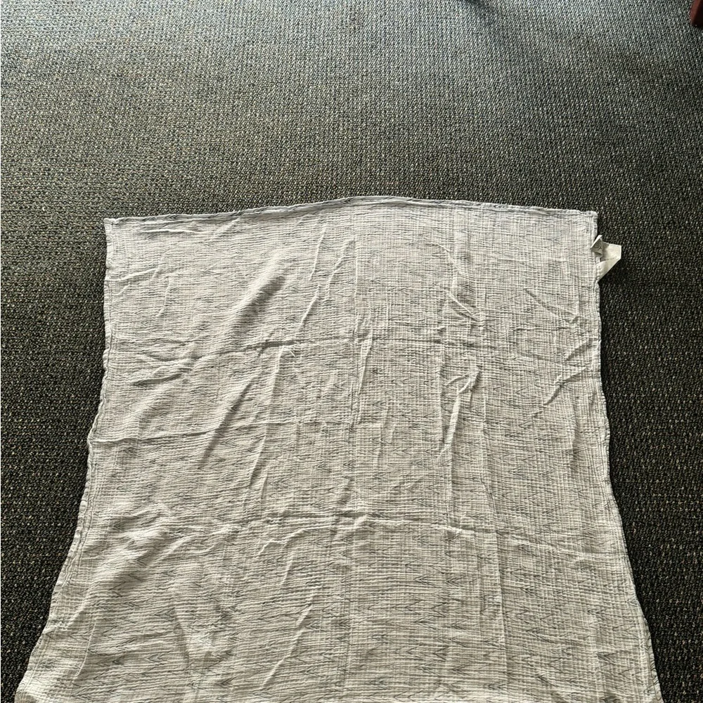 White and blue baby‎ blanket